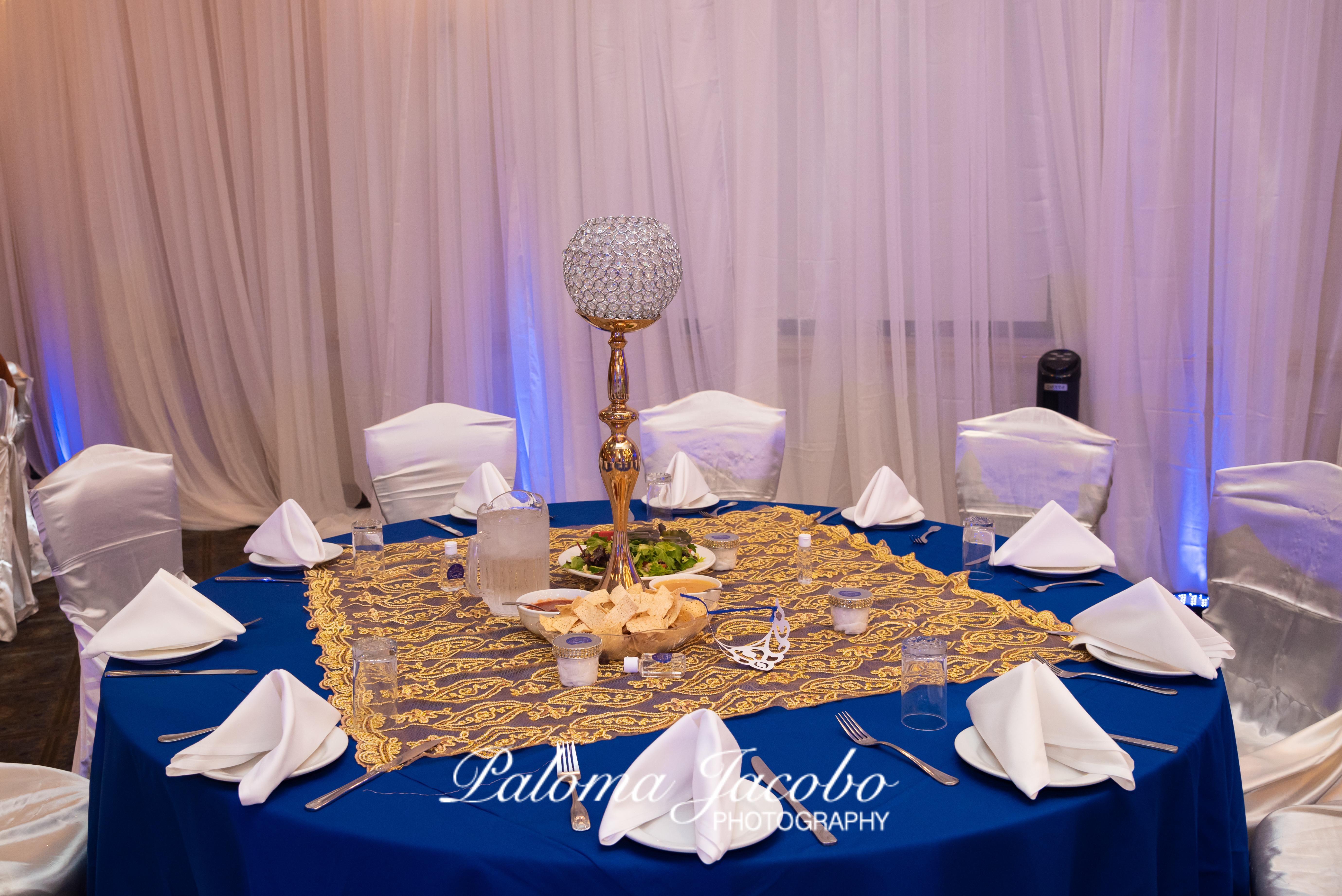Royal blue and golden decorations for Quinceanera party by Paloma Jacobo Photography 