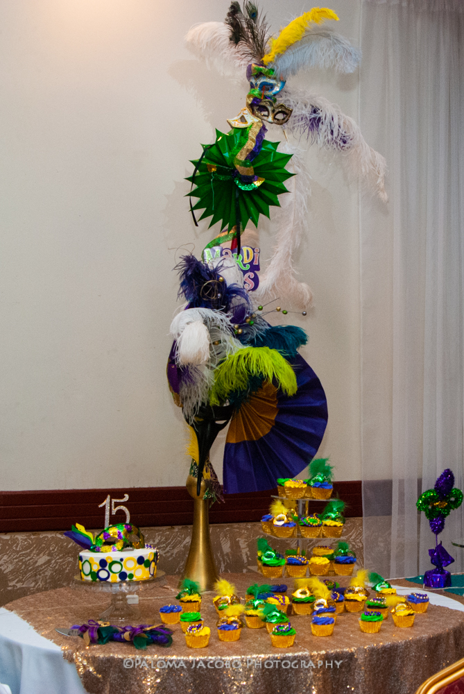 Mardi Gras Parade Tossed Peacock Feathers Black – Timeless Treasures – Fort  Worth Fabric Studio