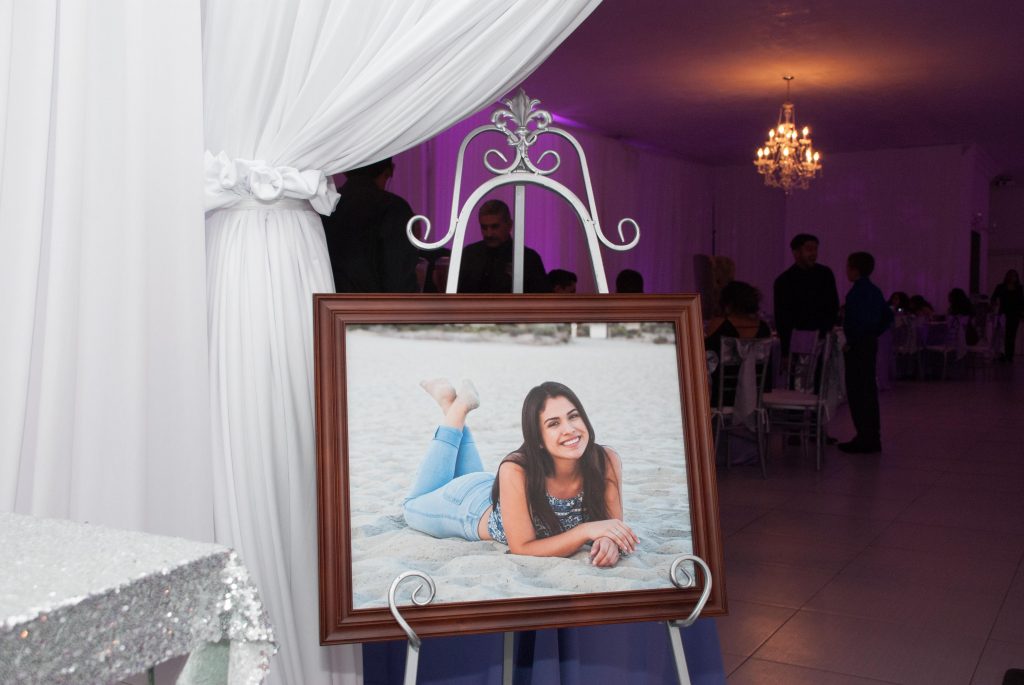 Foto de Quinceanera a la entrada de la fiesta