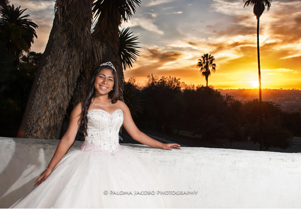 Quinceanera posando para su foto en el atardecer en San Diego