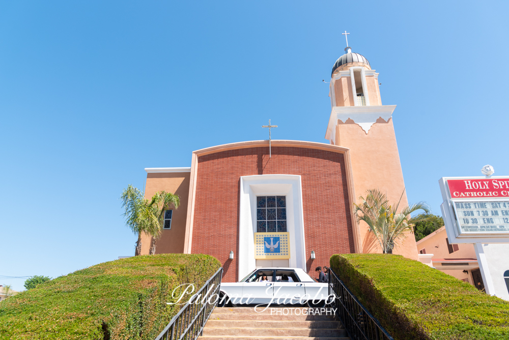 Carro clasico afuera de la Iglesia esperando a la Quinceañera