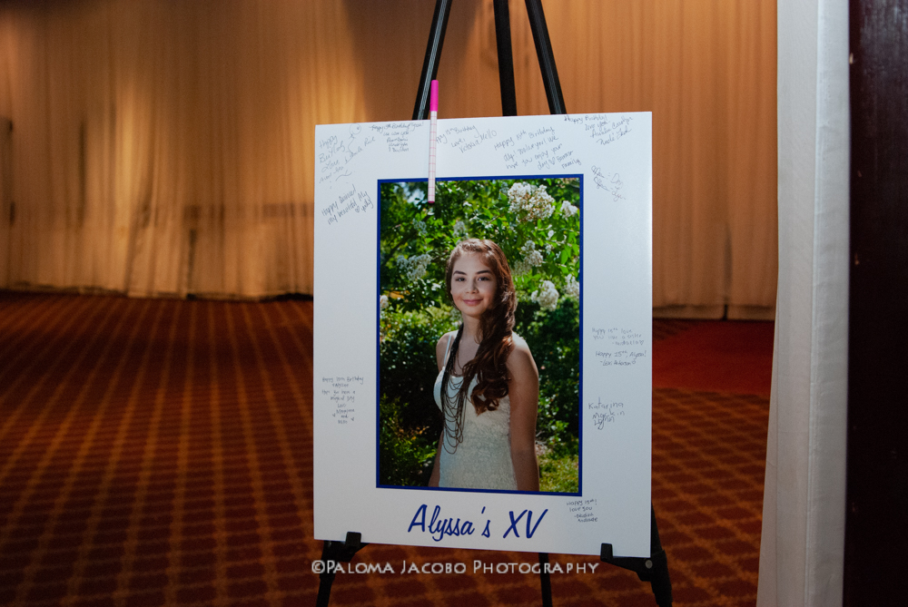 Foto de firmas de Quinceanera a la entrada de la fiesta