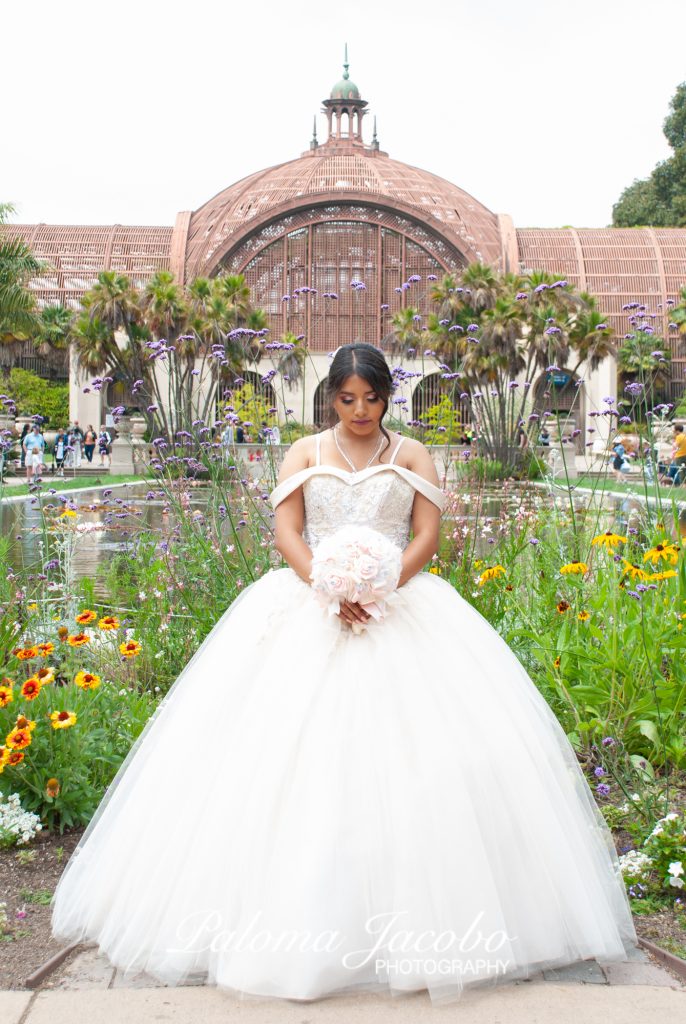 Quinceanera posando para fotos en Balbo Park