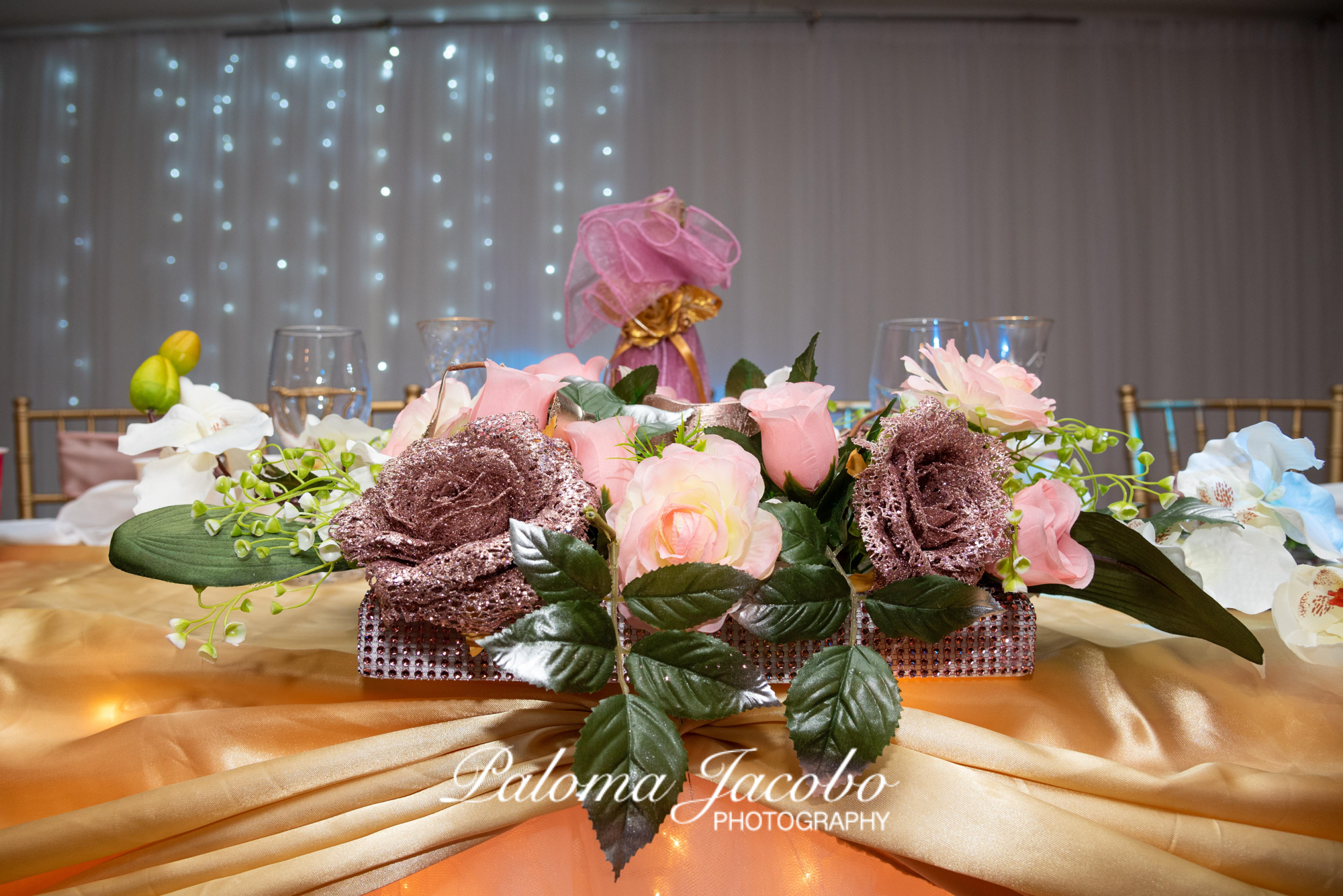 Main table decorations in blush pink and golden by Paloma Jacobo Photography