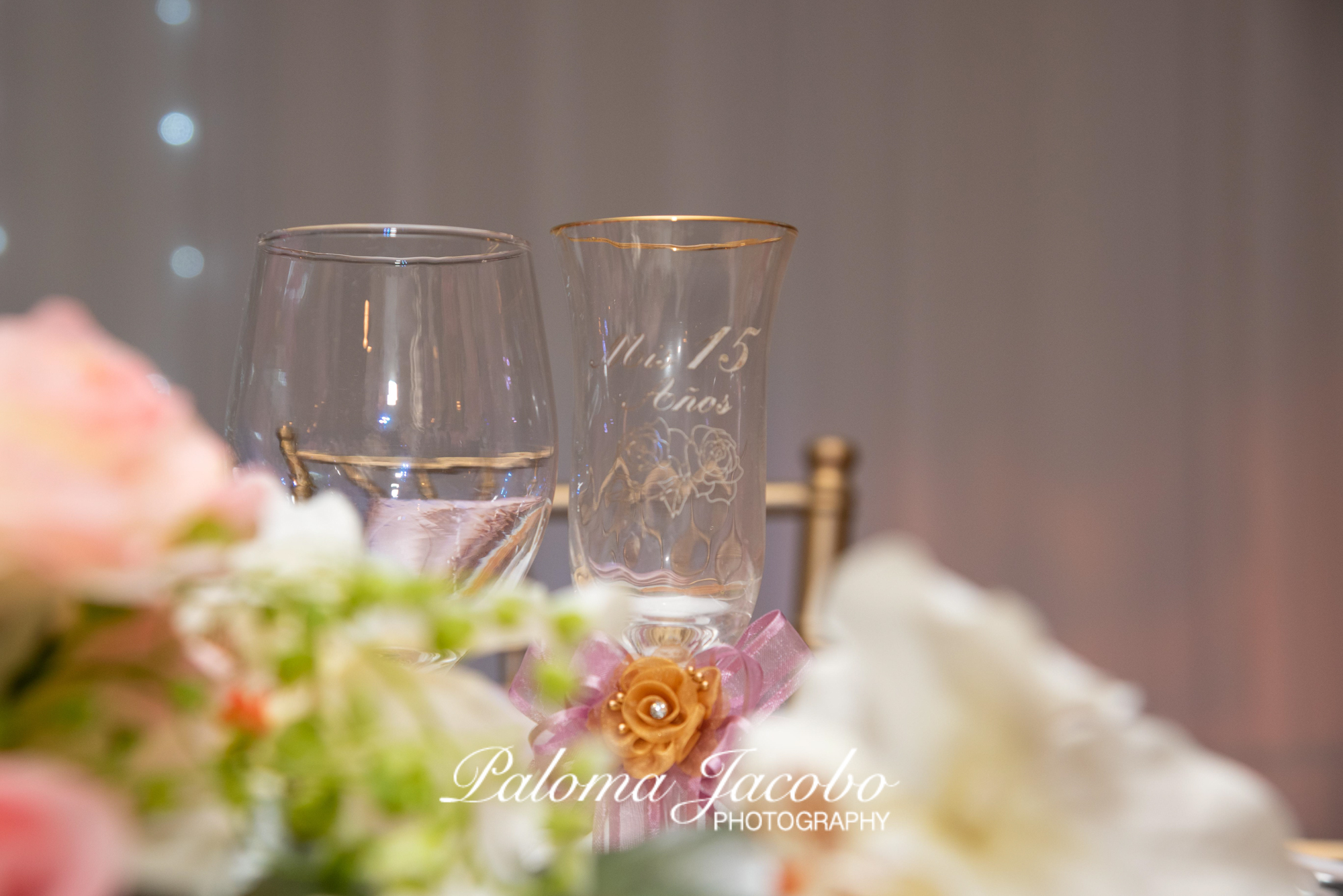 Toast glasses in blush pink and golden by Paloma Jacobo Photography