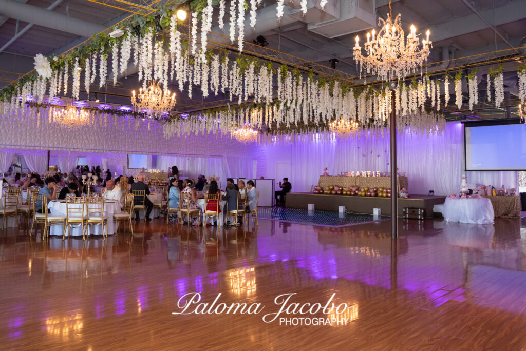 Salón de fiestas decorado para Quinceañera