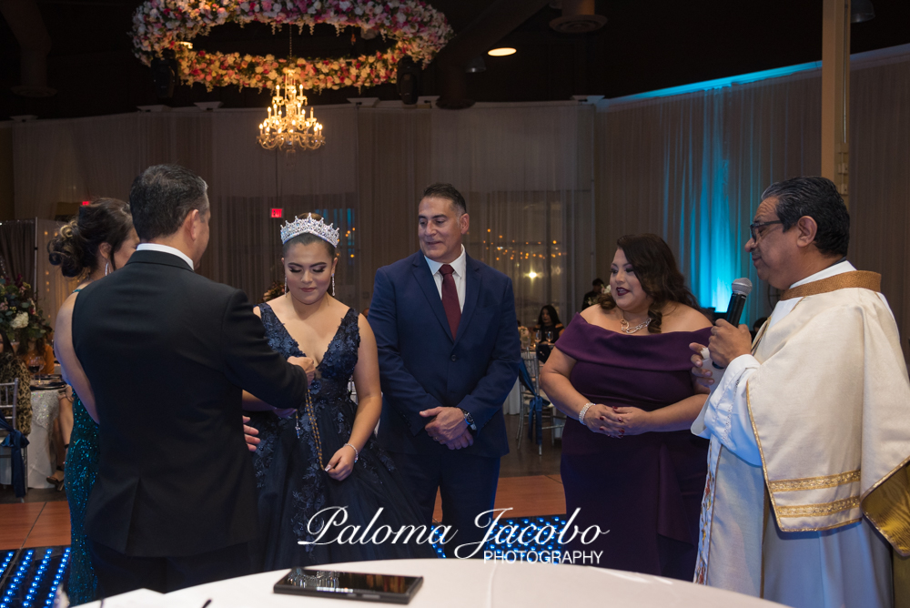 Quinceañera con Padrinos recibiendo rosario