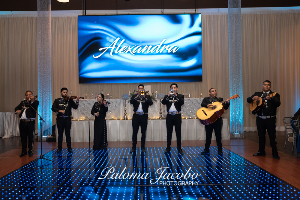 Mariachi tocando en fiesta de quince