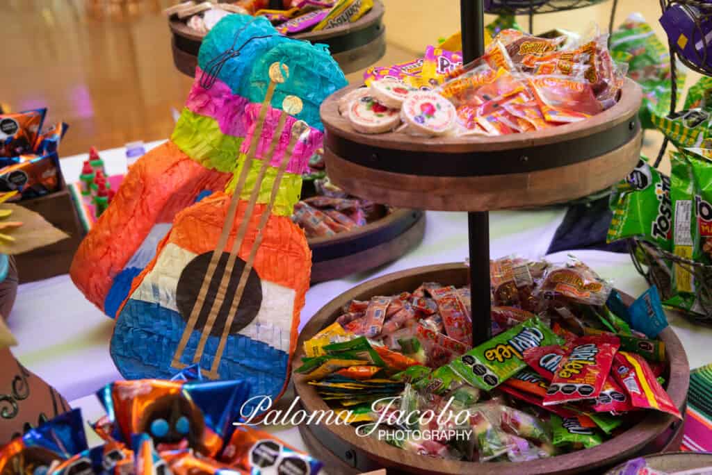 Mesa de dulces mexicanos en fiesta de Quince