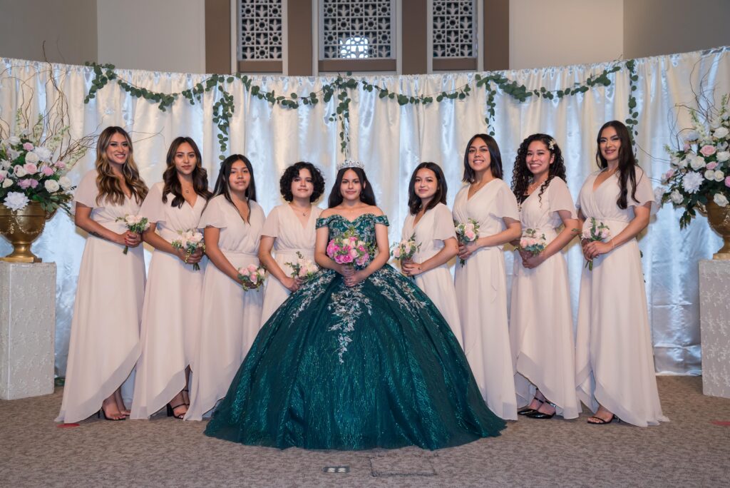 Quinceañera con todas sus Damas después de la ceremonia de 15 años